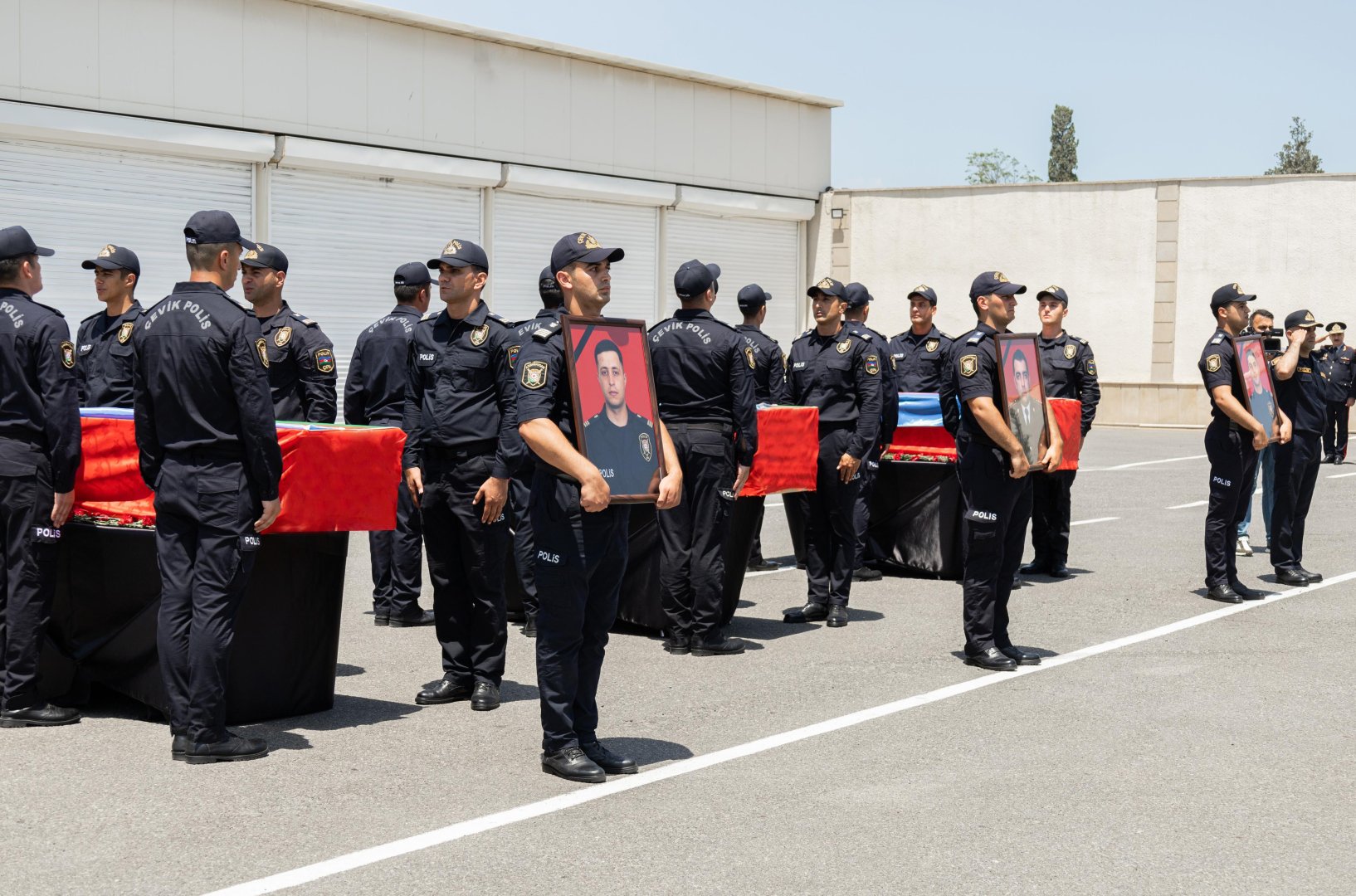 Əməliyyat zamanı həlak olan polislərlə vida mərasimi keçirilib (FOTO)