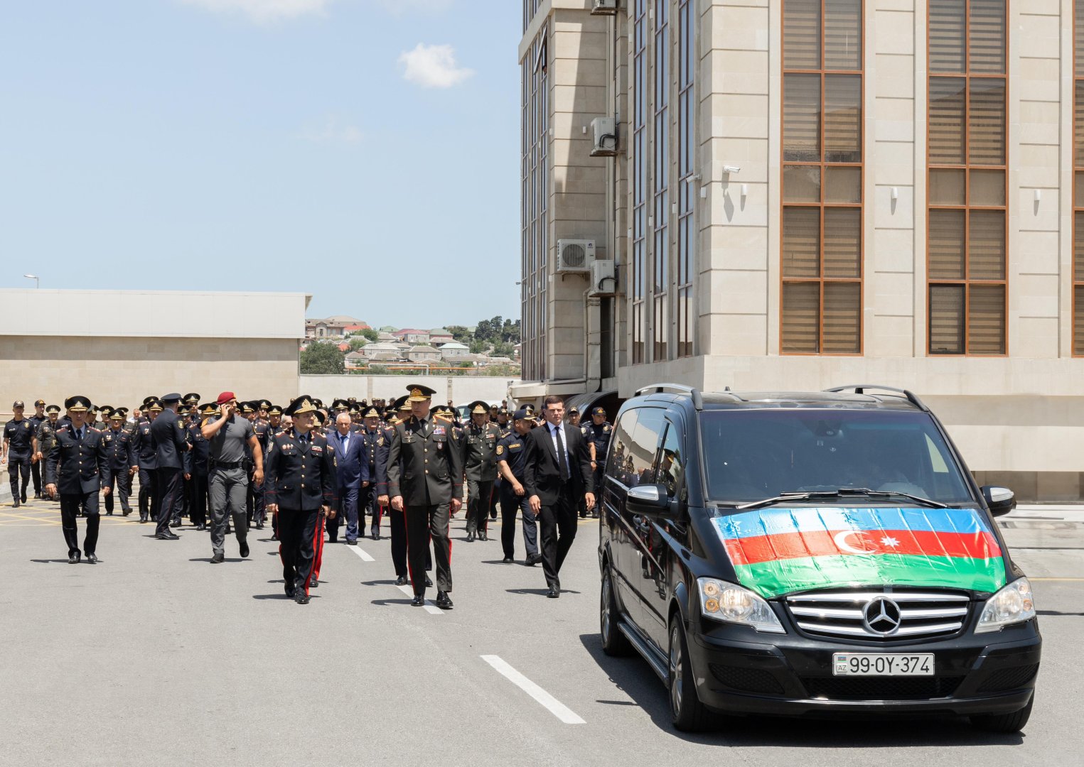 Əməliyyat zamanı həlak olan polislərlə vida mərasimi keçirilib (FOTO)