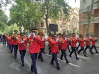 Bakıda hərbi orkestrlərin müşayiəti ilə yürüşlər keçirilib (FOTO/VİDEO) (YENİLƏNİB)