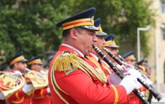 Bakıda hərbi orkestrlərin müşayiəti ilə yürüşlər keçirilib (FOTO/VİDEO) (YENİLƏNİB)