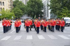 Bakıda hərbi orkestrlərin müşayiəti ilə yürüşlər keçirilib (FOTO/VİDEO) (YENİLƏNİB)