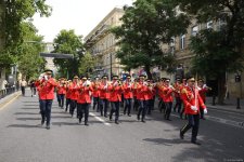 Bakıda hərbi orkestrlərin müşayiəti ilə yürüşlər keçirilib (FOTO/VİDEO) (YENİLƏNİB)