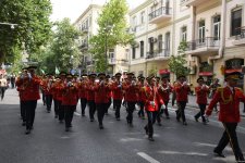 Bakıda hərbi orkestrlərin müşayiəti ilə yürüşlər keçirilib (FOTO/VİDEO) (YENİLƏNİB)