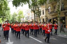 Bakıda hərbi orkestrlərin müşayiəti ilə yürüşlər keçirilib (FOTO/VİDEO) (YENİLƏNİB)