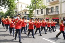 Bakıda hərbi orkestrlərin müşayiəti ilə yürüşlər keçirilib (FOTO/VİDEO) (YENİLƏNİB)