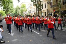 Bakıda hərbi orkestrlərin müşayiəti ilə yürüşlər keçirilib (FOTO/VİDEO) (YENİLƏNİB)
