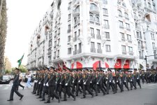 Bakıda hərbi orkestrlərin müşayiəti ilə yürüşlər keçirilib (FOTO/VİDEO) (YENİLƏNİB)