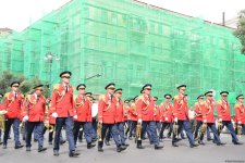 Bakıda hərbi orkestrlərin müşayiəti ilə yürüşlər keçirilib (FOTO/VİDEO) (YENİLƏNİB)
