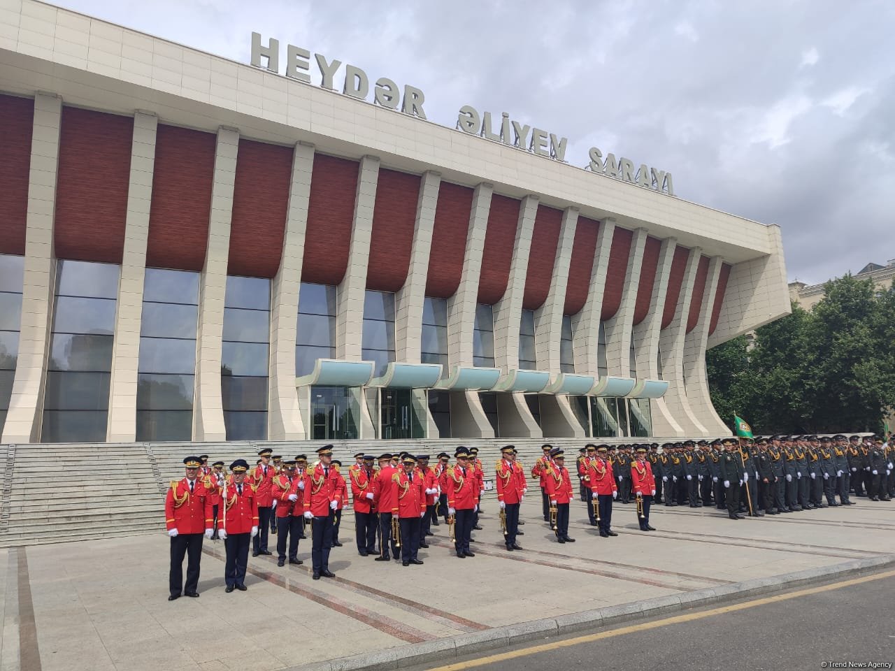 Bakıda hərbi orkestrlərin müşayiəti ilə yürüşlər keçirilib (FOTO/VİDEO) (YENİLƏNİB)