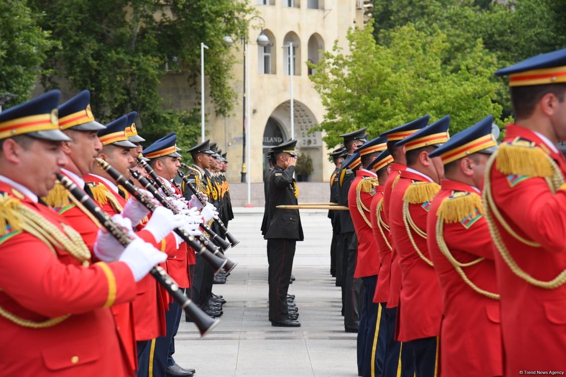 Bakıda hərbi orkestrlərin müşayiəti ilə yürüşlər keçirilib (FOTO/VİDEO) (YENİLƏNİB)