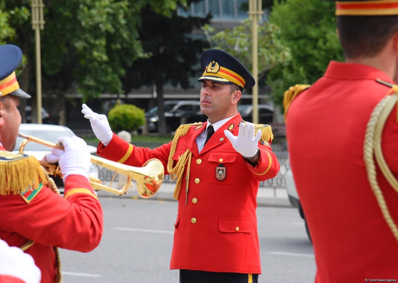 Bakıda hərbi orkestrlərin müşayiəti ilə yürüşlər keçirilib (FOTO/VİDEO) (YENİLƏNİB)