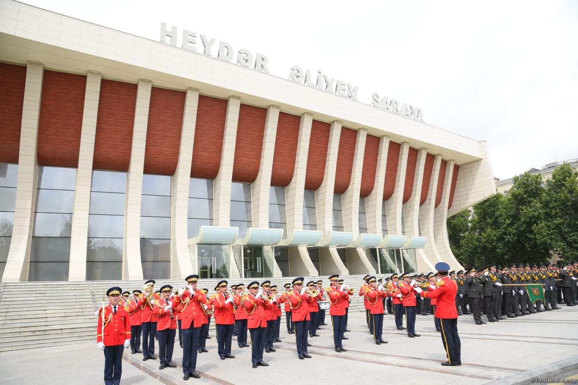 Bakıda hərbi orkestrlərin müşayiəti ilə yürüşlər keçirilib (FOTO/VİDEO) (YENİLƏNİB)
