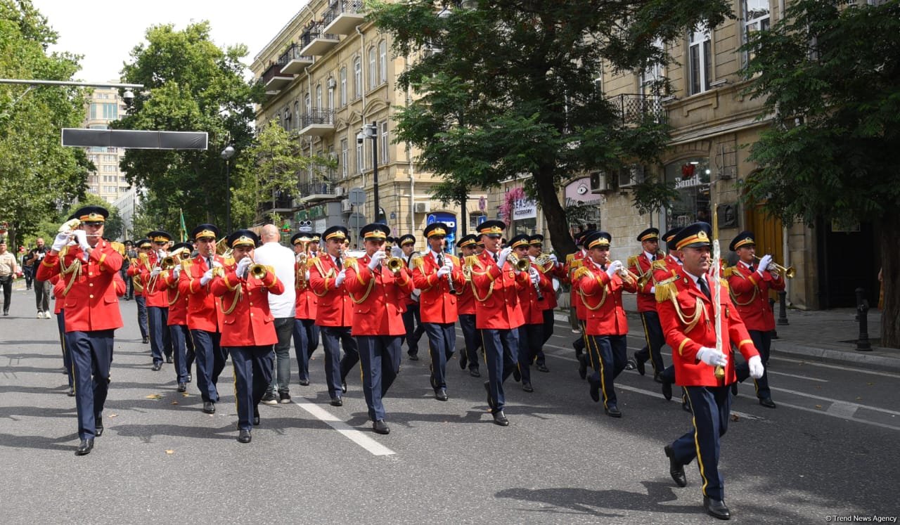 Bakıda hərbi orkestrlərin müşayiəti ilə yürüşlər keçirilib (FOTO/VİDEO) (YENİLƏNİB)