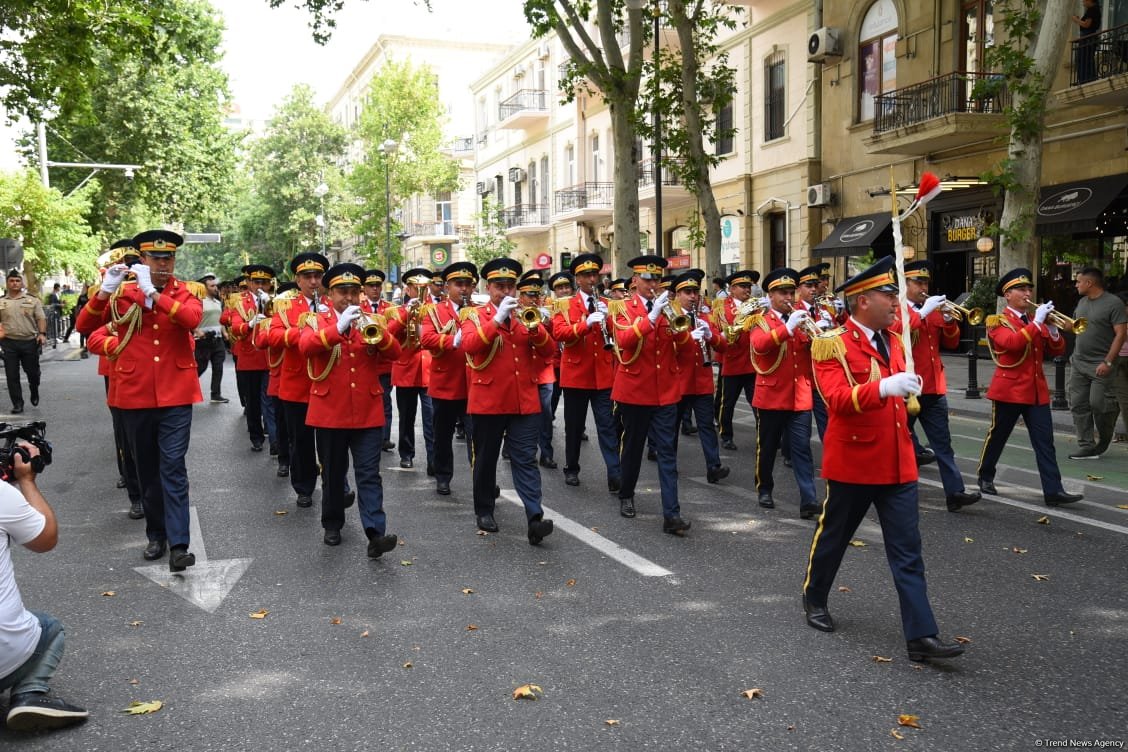 Bakıda hərbi orkestrlərin müşayiəti ilə yürüşlər keçirilib (FOTO/VİDEO) (YENİLƏNİB)
