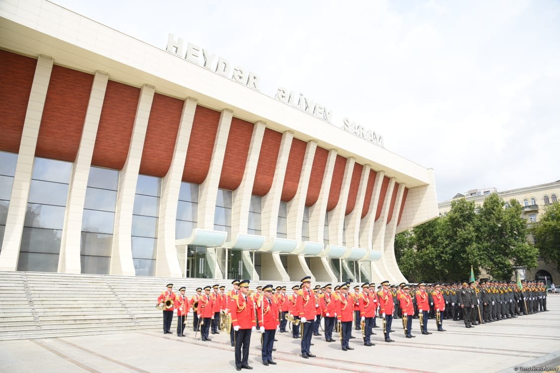 Bakıda hərbi orkestrlərin müşayiəti ilə yürüşlər keçirilib (FOTO/VİDEO) (YENİLƏNİB)
