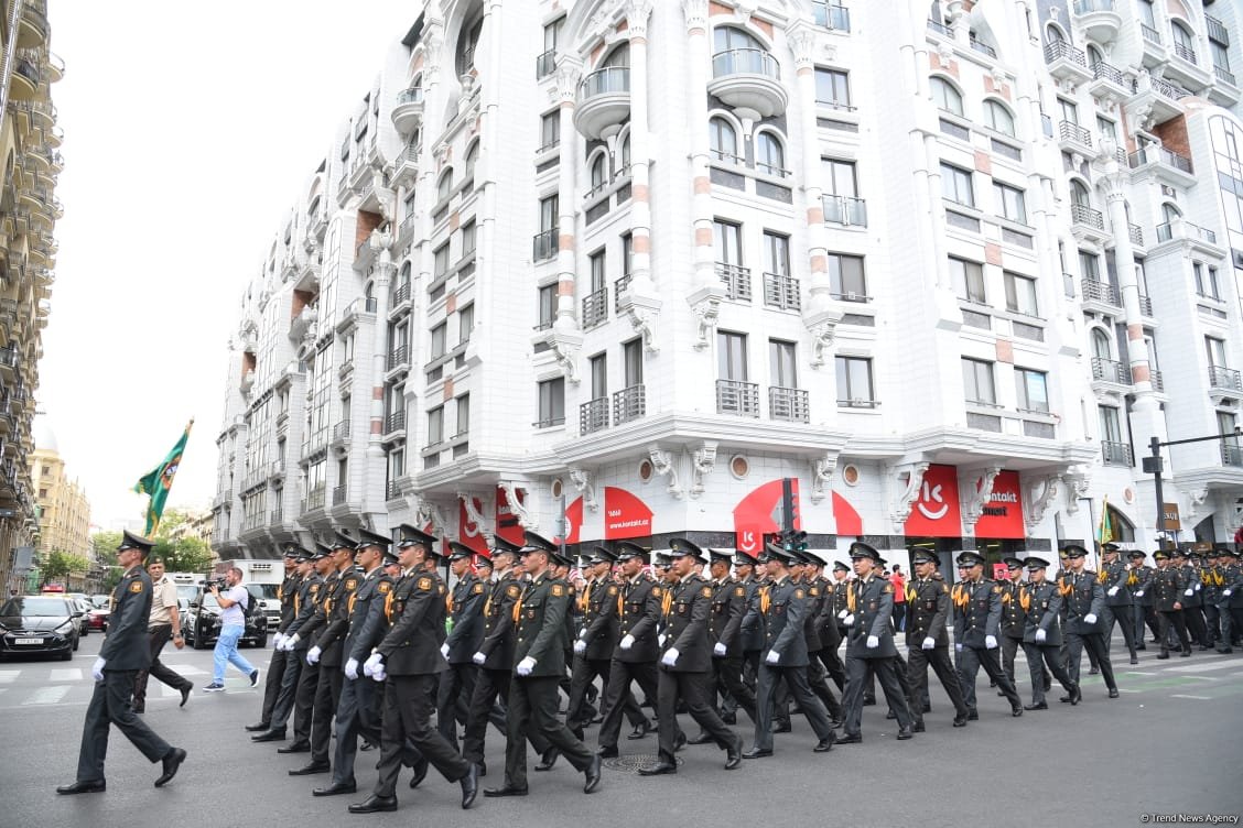 Bakıda hərbi orkestrlərin müşayiəti ilə yürüşlər keçirilib (FOTO/VİDEO) (YENİLƏNİB)