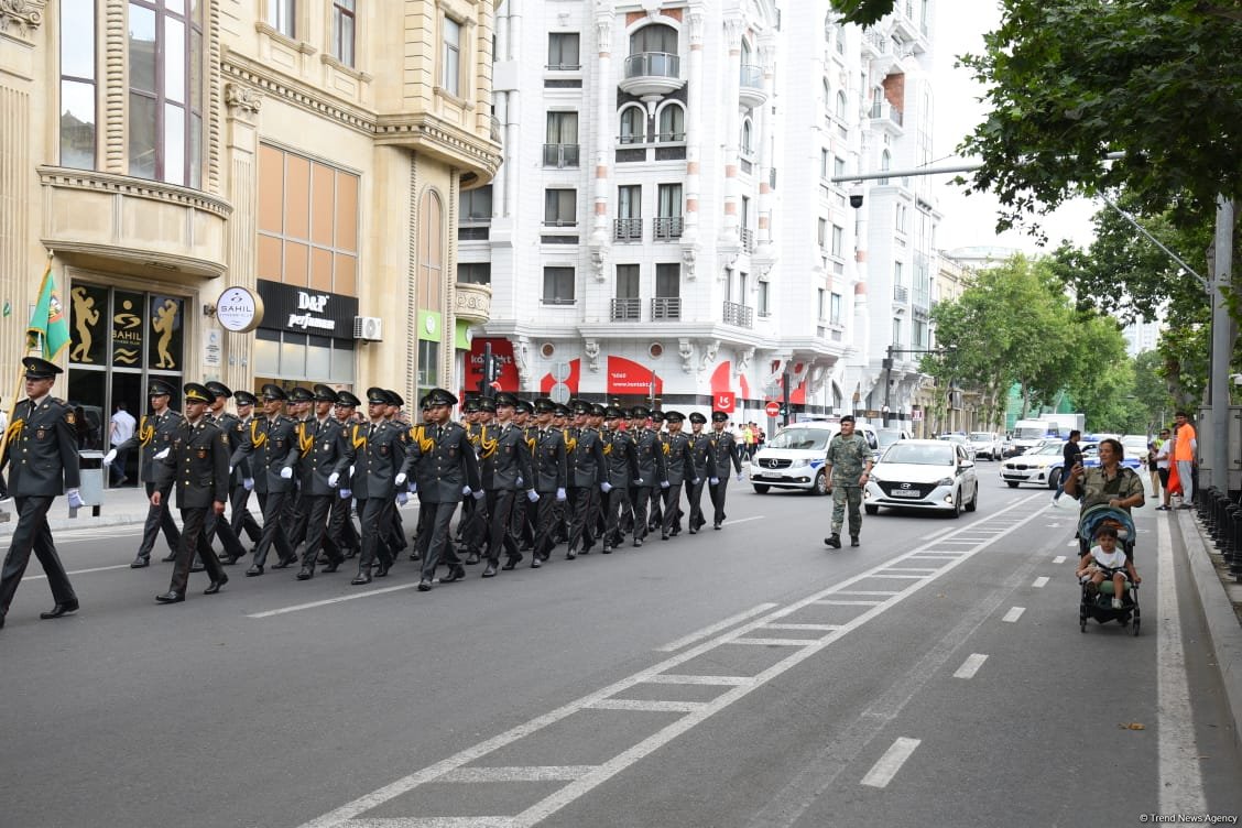 Bakıda hərbi orkestrlərin müşayiəti ilə yürüşlər keçirilib (FOTO/VİDEO) (YENİLƏNİB)