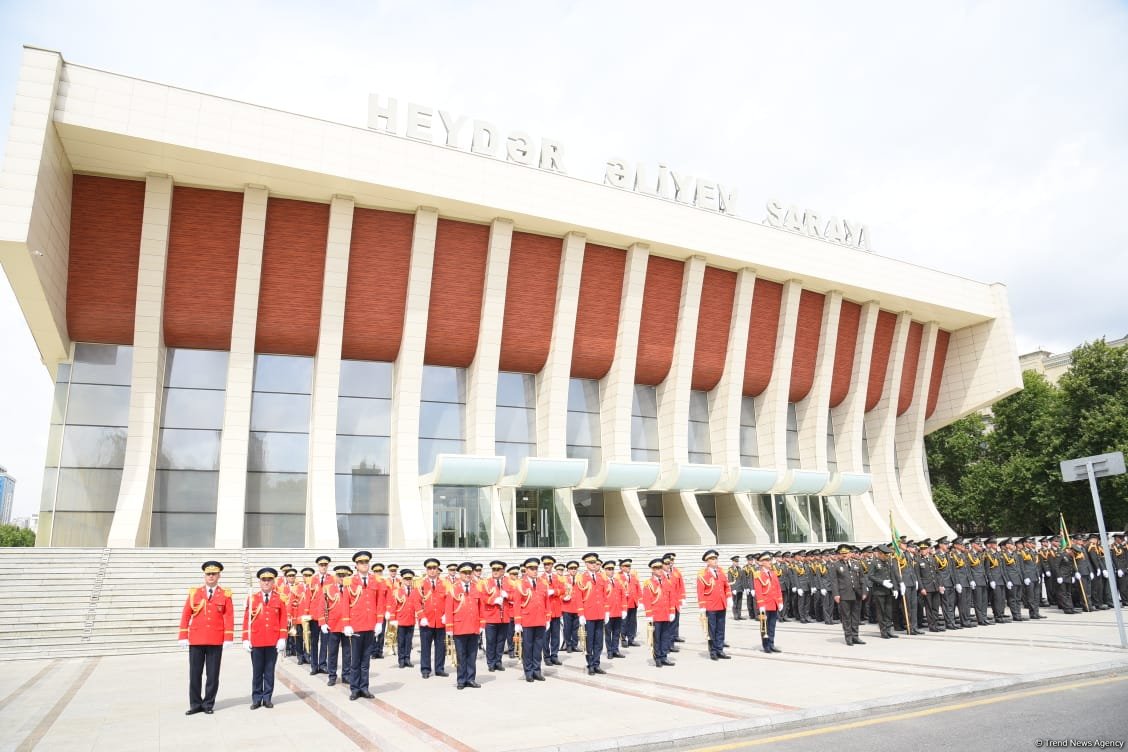 Bakıda hərbi orkestrlərin müşayiəti ilə yürüşlər keçirilib (FOTO/VİDEO) (YENİLƏNİB)