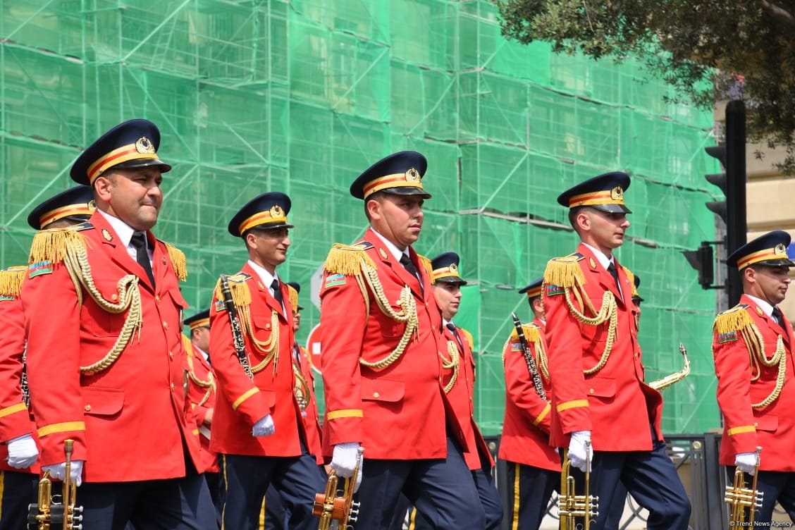Bakıda hərbi orkestrlərin müşayiəti ilə yürüşlər keçirilib (FOTO/VİDEO) (YENİLƏNİB)