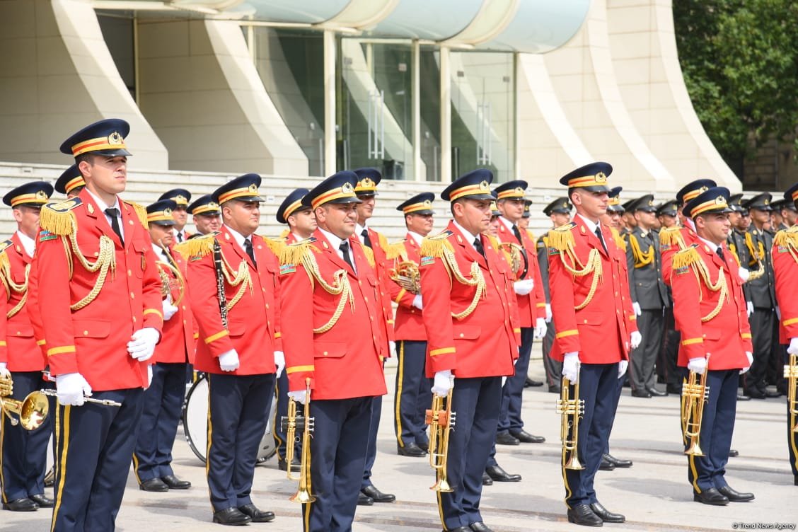 Bakıda hərbi orkestrlərin müşayiəti ilə yürüşlər keçirilib (FOTO/VİDEO) (YENİLƏNİB)