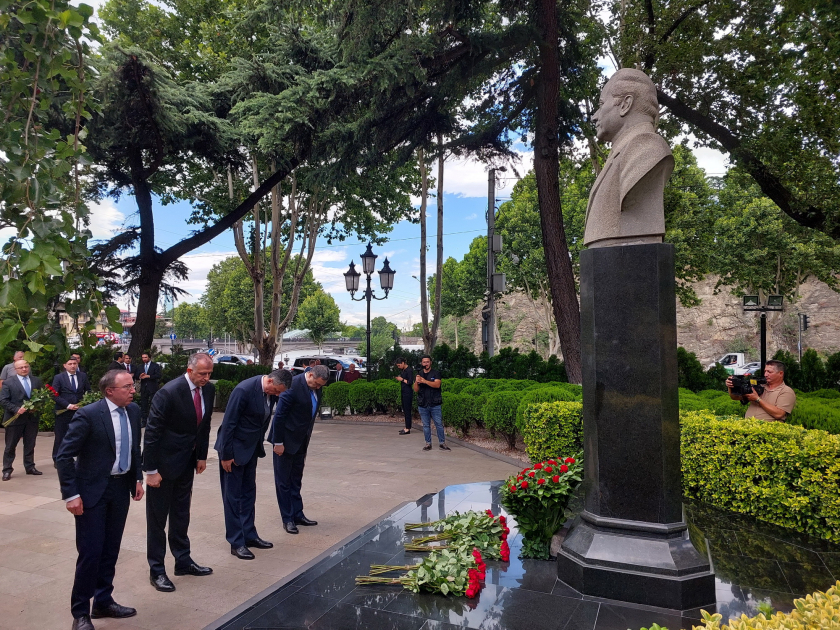 Ceyhun Bayramov Tbilisidə Ulu Öndərin abidəsini ziyarət edib (FOTO)
