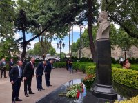 Ceyhun Bayramov Tbilisidə Ulu Öndərin abidəsini ziyarət edib (FOTO)