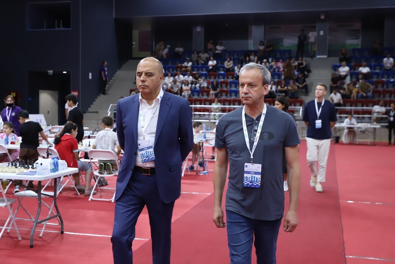 FIDE prezidenti Bakıya gəldi