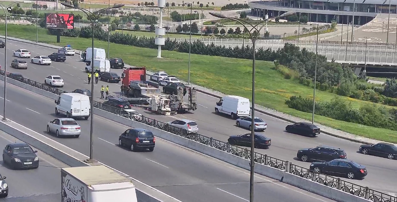 Bakıda yola aşan texnika götürüldü (FOTO) (YENİLƏNİB)