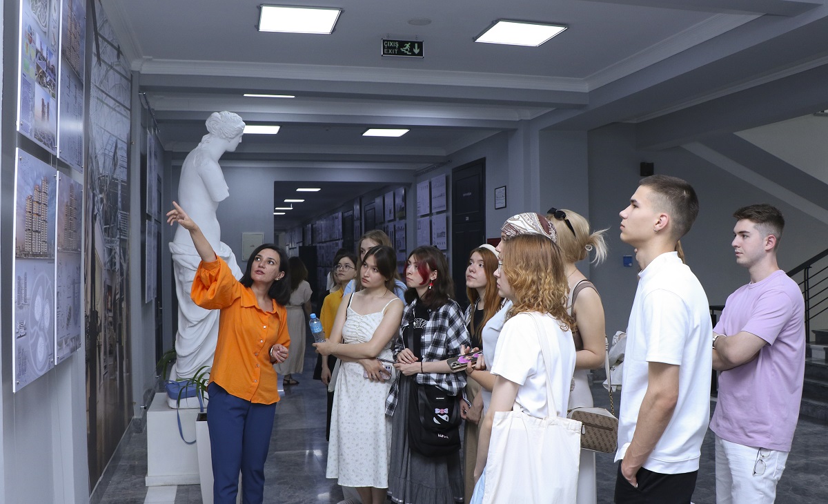 Rusiyalı tələbələr AzMİU-da tədris təcrübəsinə başlayıblar (FOTO)