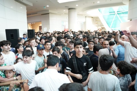 “Qarabağ” futbolçuları azarkeşləri ilə görüşüb (FOTO)