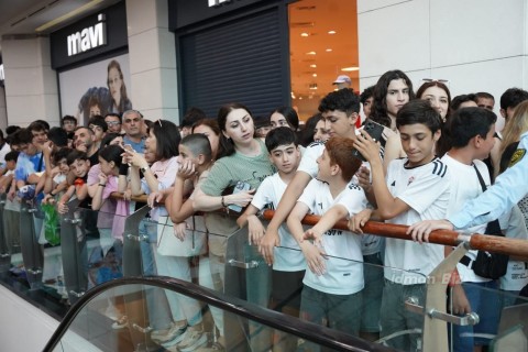 “Qarabağ” futbolçuları azarkeşləri ilə görüşüb (FOTO)