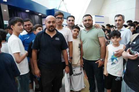 “Qarabağ” futbolçuları azarkeşləri ilə görüşüb (FOTO)