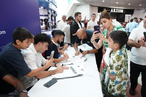 “Qarabağ” futbolçuları azarkeşləri ilə görüşüb (FOTO)