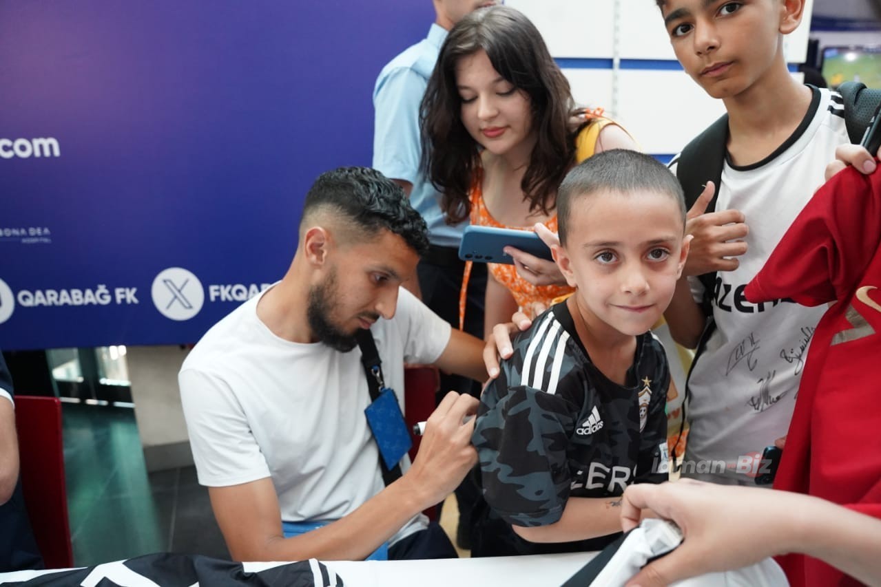 “Qarabağ” futbolçuları azarkeşləri ilə görüşüb (FOTO)