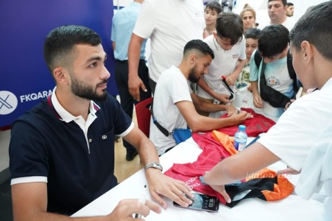 “Qarabağ” futbolçuları azarkeşləri ilə görüşüb (FOTO)