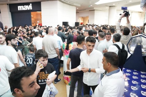 “Qarabağ” futbolçuları azarkeşləri ilə görüşüb (FOTO)