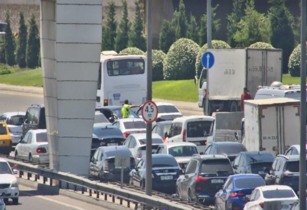 Aeroport şosesində qəza: sıxlıq yaranıb