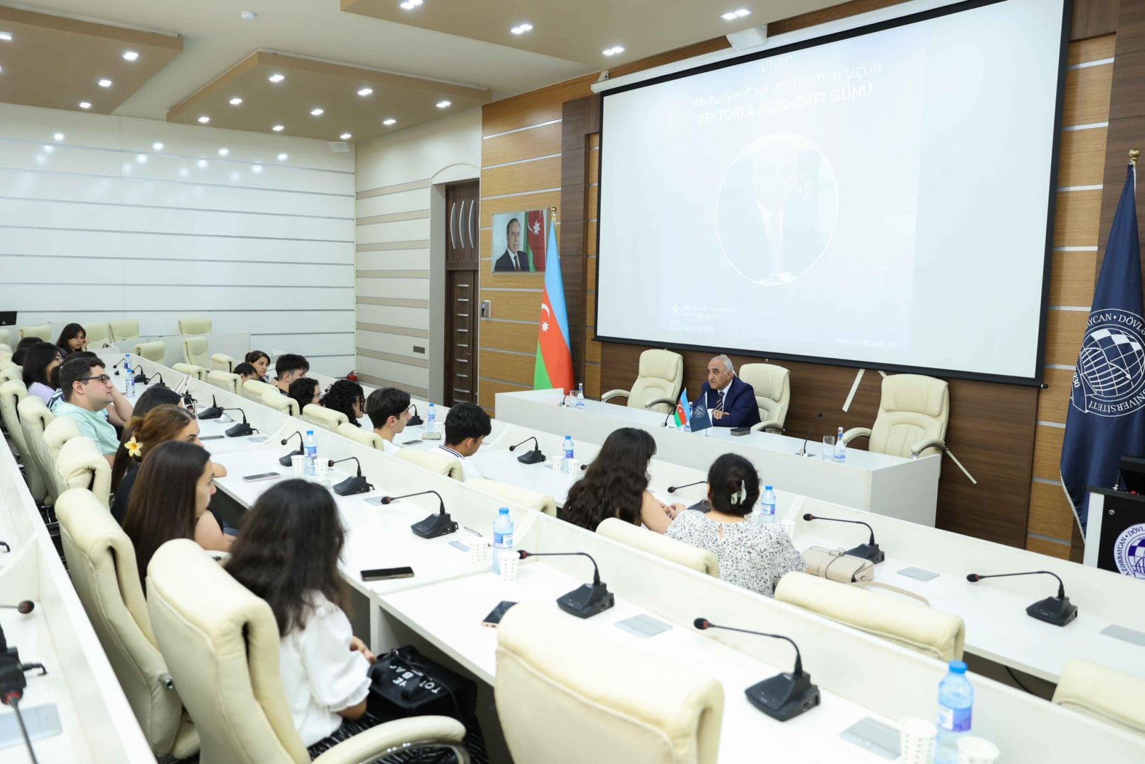 UNEC rektoru abituriyent və valideynlərlə görüşüb (FOTO)