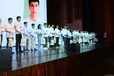Respublika fənn olimpiadalarının qalibləri mükafatlandırılıb (FOTO)