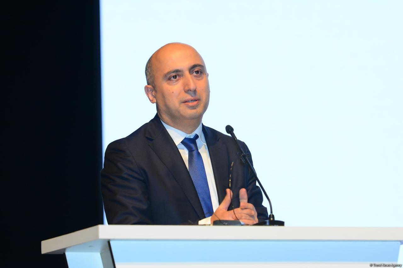 Bəzi universitetlərin qeydiyyat zamanı kağız formada sənəd tələb etməsi doğru deyil - Emin Əmrullayev