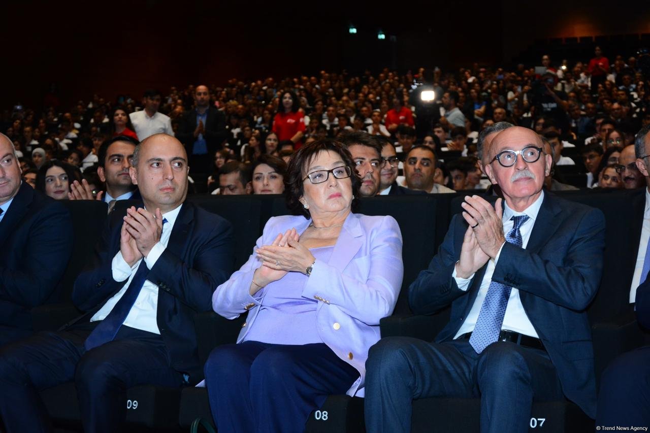 Respublika fənn olimpiadalarının qalibləri mükafatlandırılıb (FOTO)