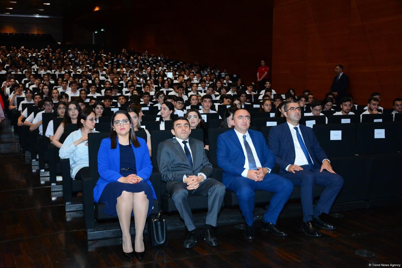 Respublika fənn olimpiadalarının qalibləri mükafatlandırılıb (FOTO)