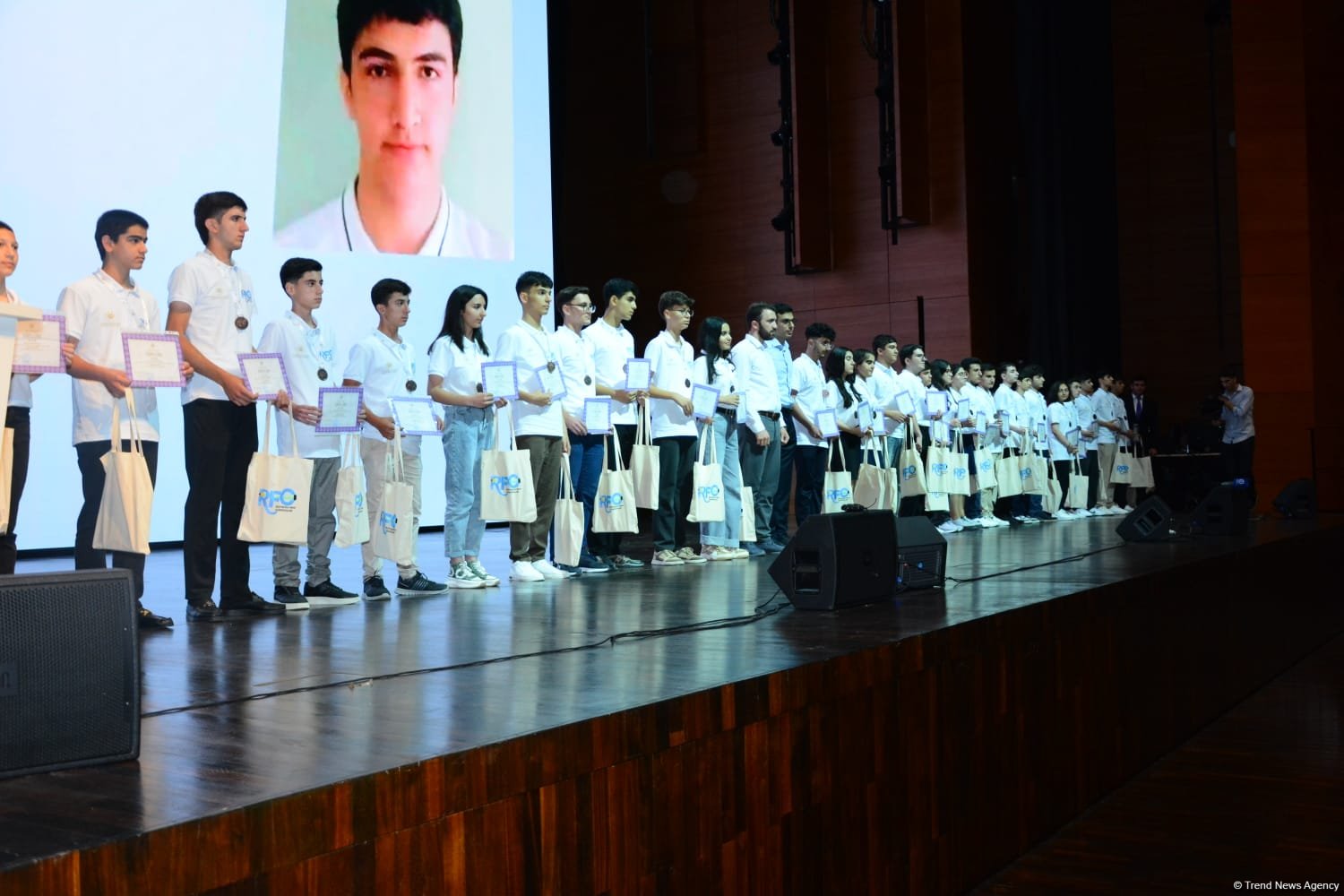 Respublika fənn olimpiadalarının qalibləri mükafatlandırılıb (FOTO)