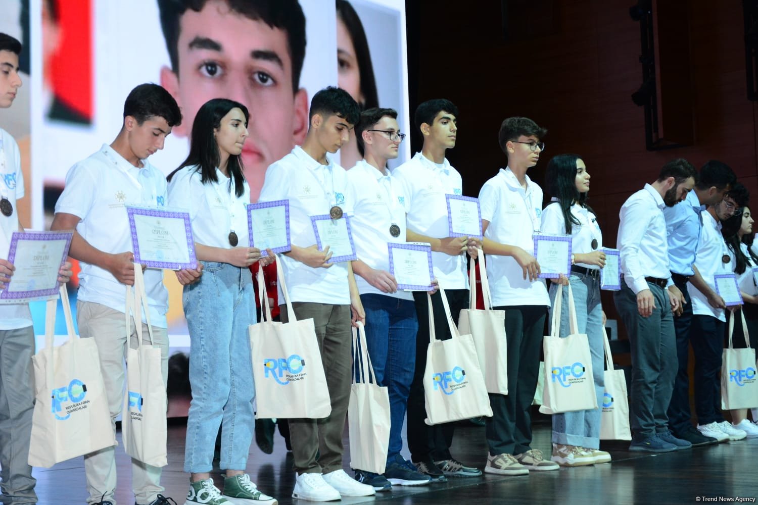 Respublika fənn olimpiadalarının qalibləri mükafatlandırılıb (FOTO)
