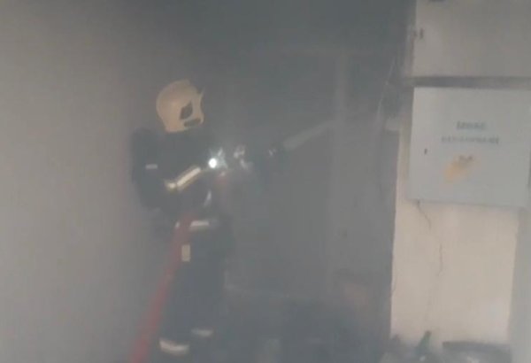 Bakıda yaşayış binasındakı yanğın söndürülüb (YENİLƏNİB-2) (FOTO/VİDEO)