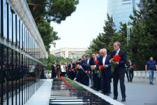 XİN-in rəhbər heyəti Fəxri Xiyaban və Şəhidlər xiyabanını ziyarət edib (FOTO)
