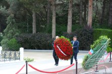XİN-in rəhbər heyəti Fəxri Xiyaban və Şəhidlər xiyabanını ziyarət edib (FOTO)