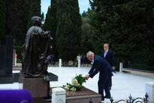 XİN-in rəhbər heyəti Fəxri Xiyaban və Şəhidlər xiyabanını ziyarət edib (FOTO)