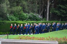 XİN-in rəhbər heyəti Fəxri Xiyaban və Şəhidlər xiyabanını ziyarət edib (FOTO)
