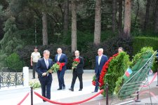 XİN-in rəhbər heyəti Fəxri Xiyaban və Şəhidlər xiyabanını ziyarət edib (FOTO)